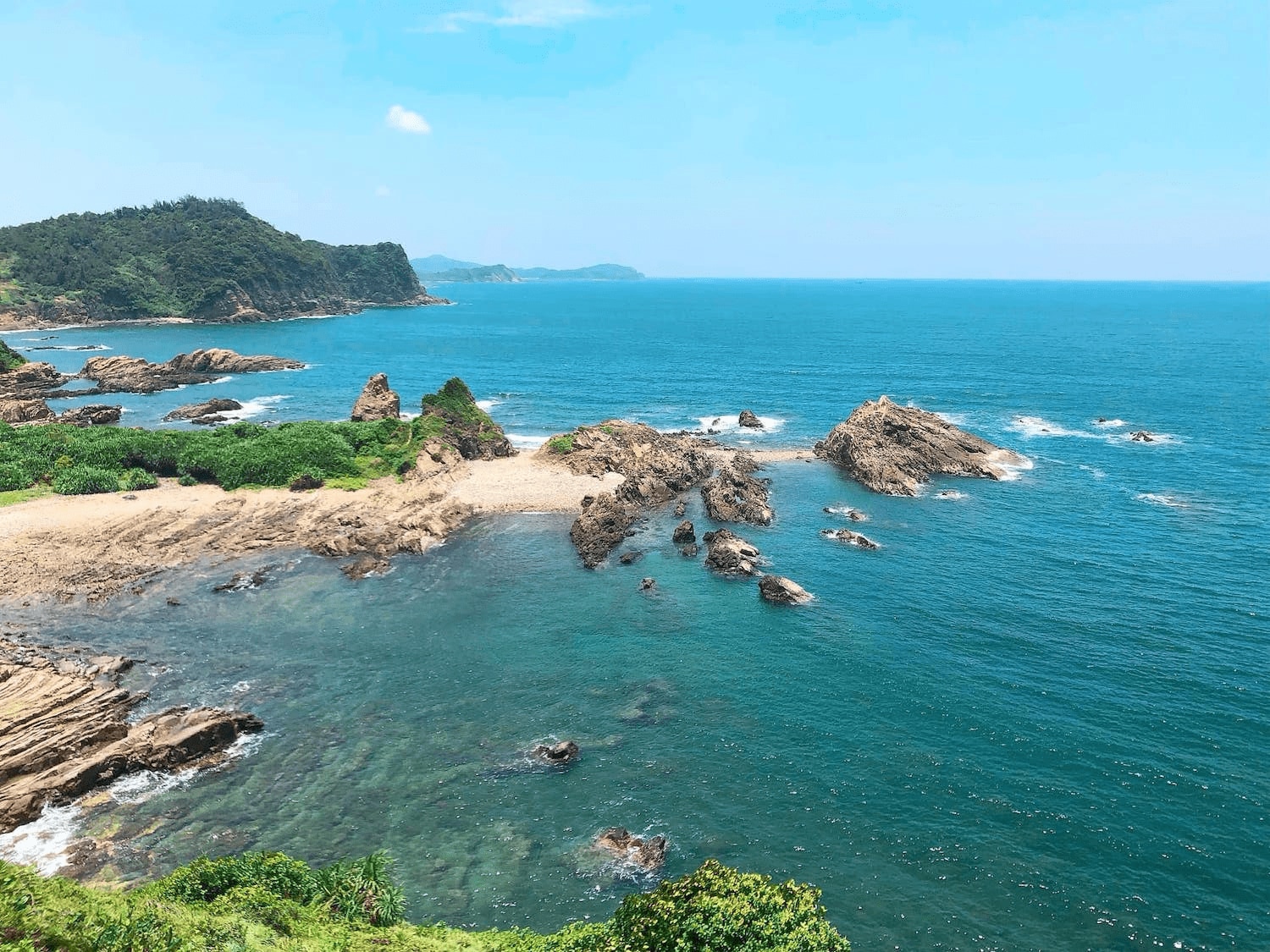 Nơi bình minh đẹp mê mẩn, với những vách đá trầm tích tựa như tranh vẽ